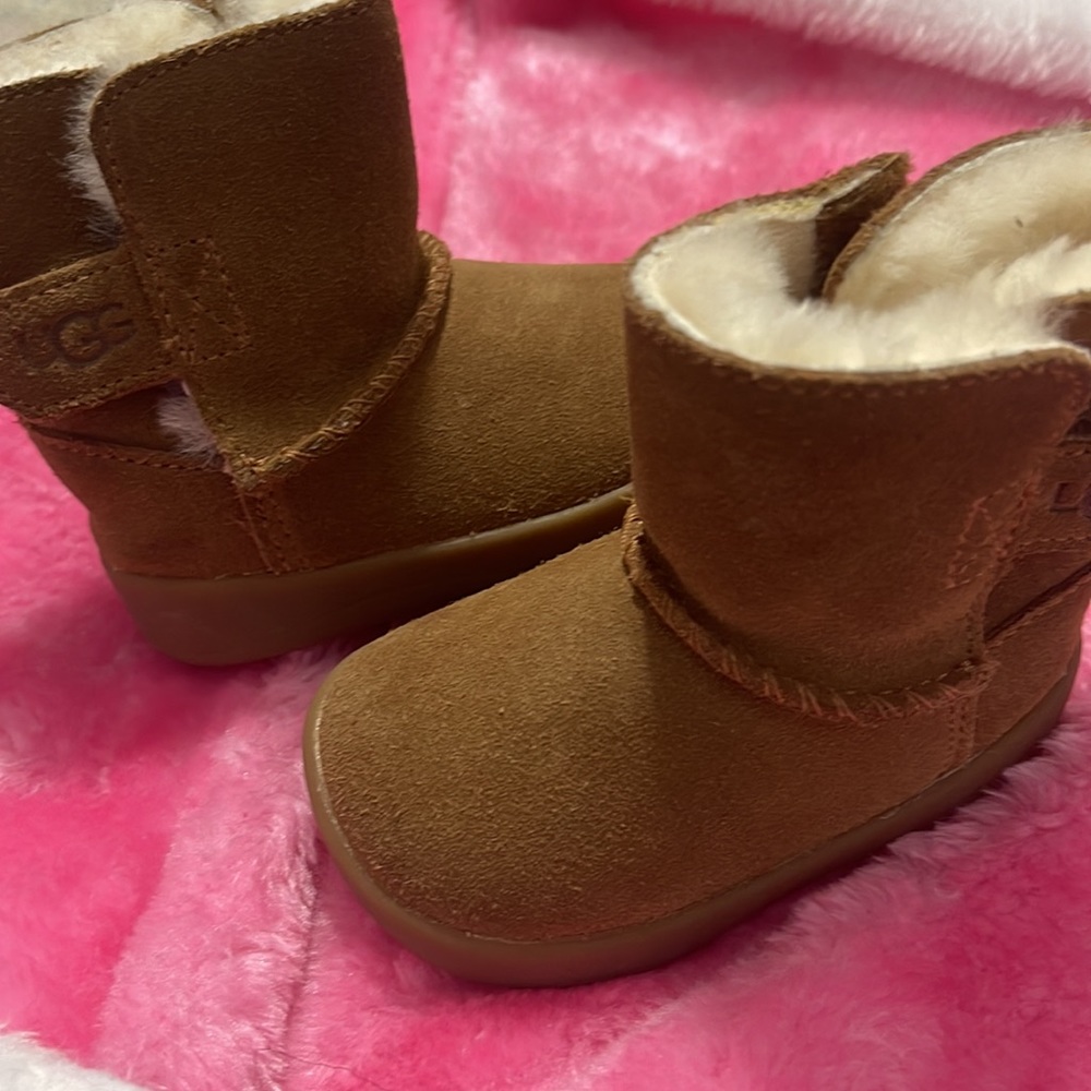 HEEEY ITS THE UGG TODDLER KELAN